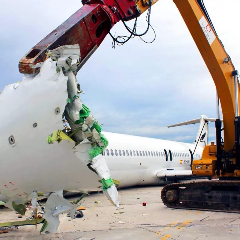 Trabajo de desguace sobre una aeronave
