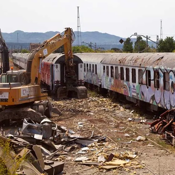 Maquinaria realizando el desguace de vagones ferroviarios